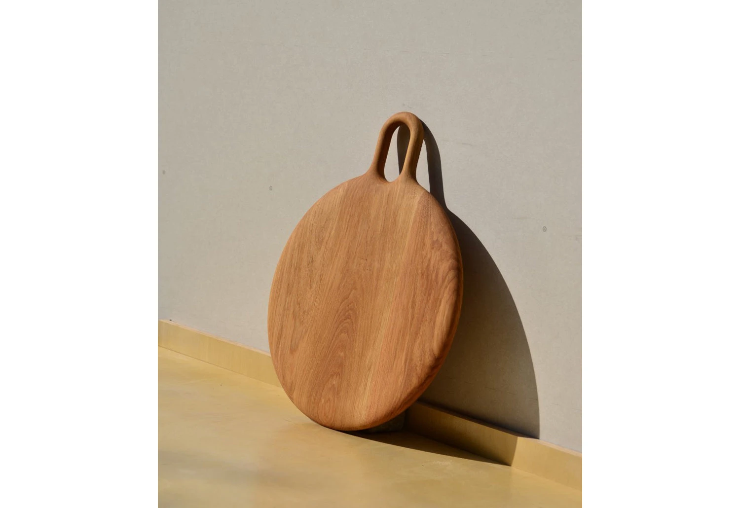 Round Chopping Board, Oiled Oak 5 Round Chopping Board, Oiled Oak - Image 3