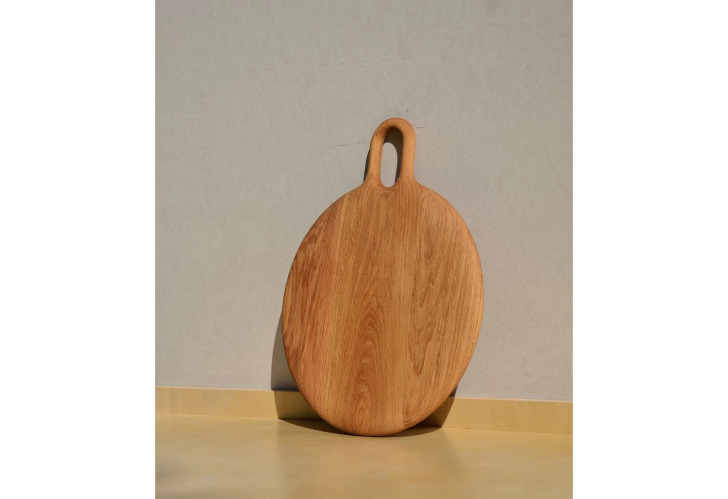 Round Chopping Board, Oiled Oak 6 Round Chopping Board, Oiled Oak - Image 4